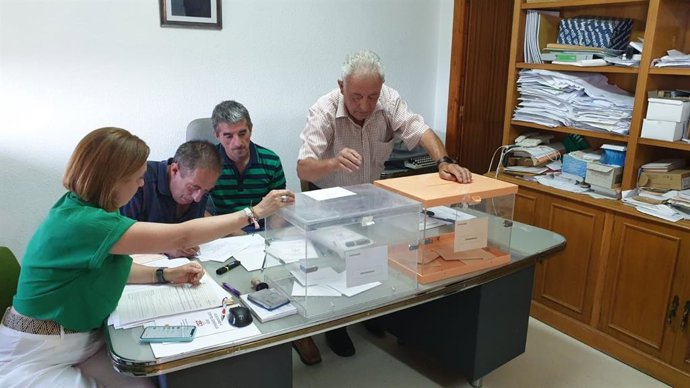 Votando en Villarroya este 23J de 2023