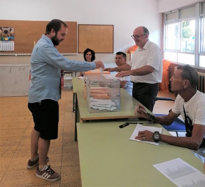 El cabeza de lista de Sumar al Congreso por La Rioja, Diego Mendiola, votando en Santo Domingo de la Calzada.