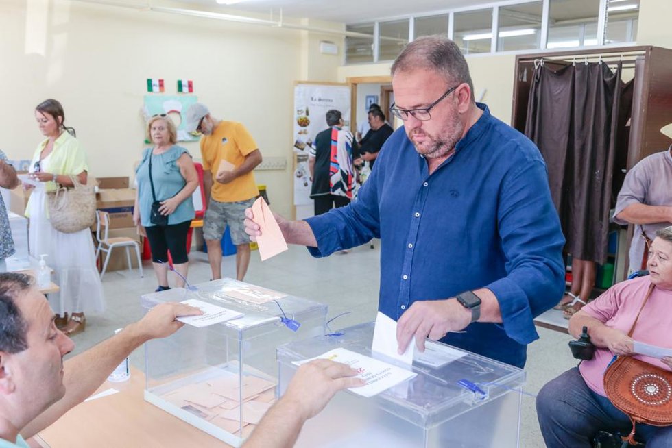 El alcalde de Mérida, Antonio Rodríguez Osuna, vota el 23J
