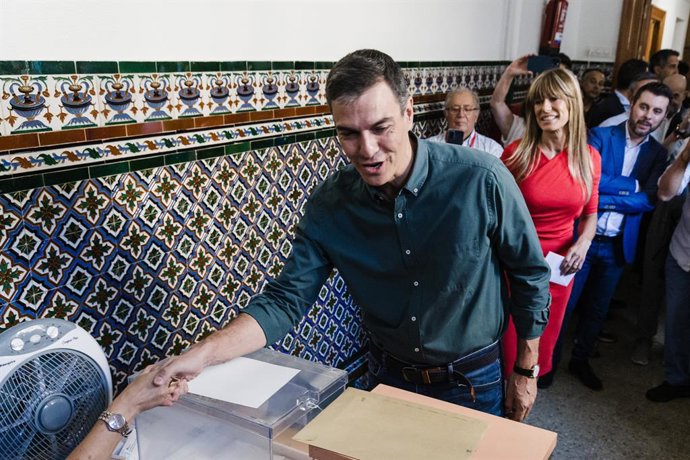 El president del Govern d'Espanya i candidat a la reelecció pel PSOE, Pedro Sánchez, exerceix el seu dret a vot per a les eleccions generals del 23 de juliol del 2023