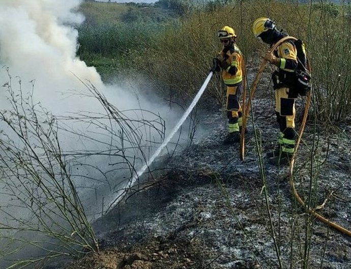 Efectivos combaten un incendio en Sa Pobla (Mallorca).