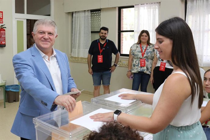 El secretario general del PSRM, José Vélez, vota este domingo, 23 de julio, en las elecciones generales