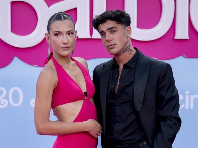 Candela González y Óscar Casas posan en la alfombra rosa por el pase especial de la película Barbie en el Gran Teatro CaixaBank, a 19 de julio de 2023, en Madrid (España).