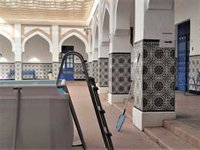 Las altas temperaturas y las vacaciones aumentan la afluencia de votantes a primera hora en Sevilla