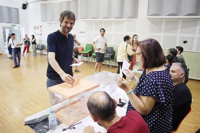 El portavoz de campaña de Sumar, Ernest Urtasun, depositando su voto.