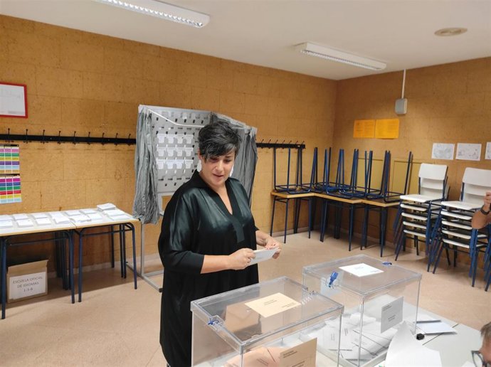 La cabeza de lista de Geroa Bai al Congreso de los Diputados, María Solana, vota en las elecciones generales del 23 de julio.