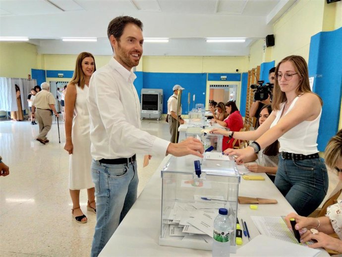 El candidato del PPN al Congreso Sergio Sayas votando este domingo.