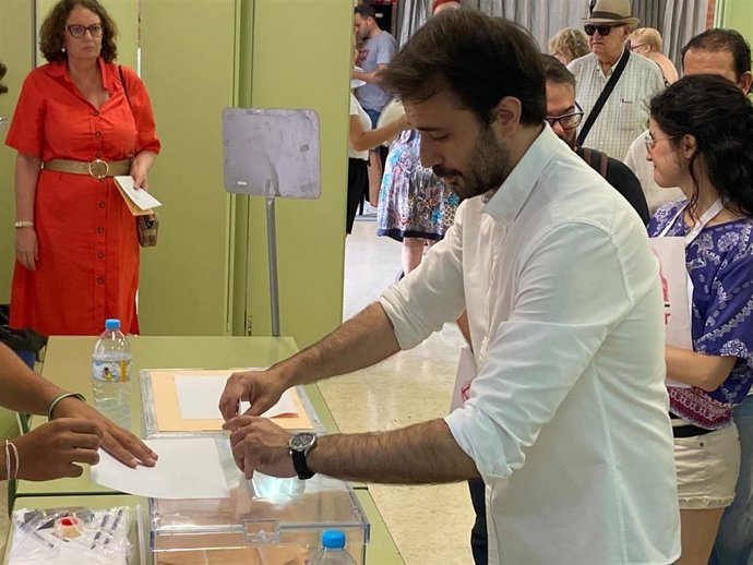 El candidato de Sumar al Congreso por Murcia, Javier Sánchez Serna, ejerce su derecho a votos este domingo 23J