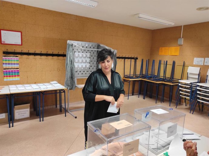 La cabeza de lista de Geroa Bai al Congreso, María Solana, vota en las elecciones generales del 23 de julio.