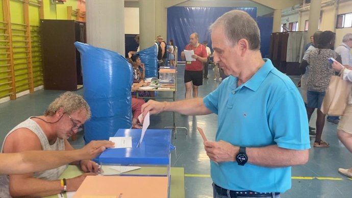 El candidato de Aragón Existe al Congreso por Zaragoza, Francisco Juárez, ha votado en un colegio de Valdefierro