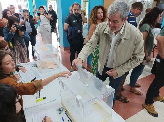 El secretario general nacional de Coalición Canaria (CC) y presidente del Gobierno autonómico, Fernando Clavijo, ha reconocido que tiene "buenas expectativas" de cara a la jornada electoral de este domingo, 23 de julio, tras ejercer el voto