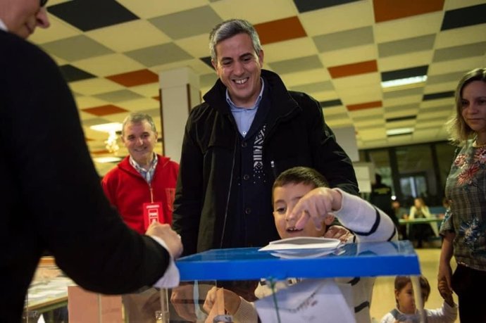 Archivo - El secretario general del PSOE, Pablo Zuloaga, votando en el colegio Buenaventura González, de Santa Cruz de Bezana, en una foto de archivo