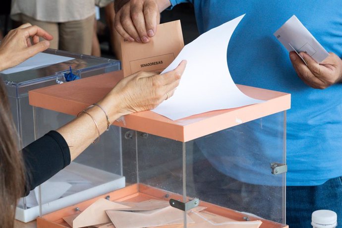 Una persona ejerce su derecho a voto durante las elecciones generales, en el Colegio Ramiro de Maeztu, a 23 de julio de 2023, en Madrid (España). Los españoles están llamados hoy, 23 de julio de 2023, para elegir a sus representantes para los próximos cua