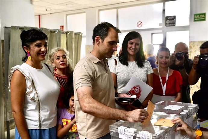 Toni Valero, coordinador general de IU Andalucía, ejerce su derecho al voto en las elecciones generales del 23 de julio