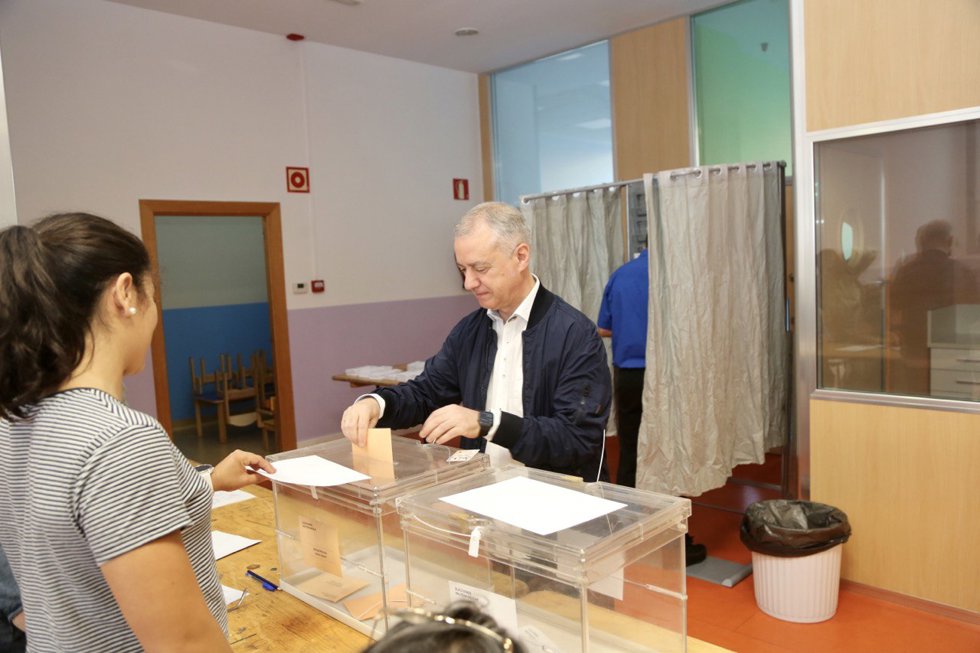 El Lehendakari, Iñigo Urkullu, vota.