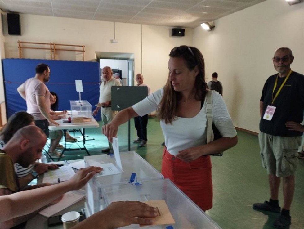 La candidata de la CUP al Congreso por Girona, Mireia Vehí, vota en Figueres (Girona).