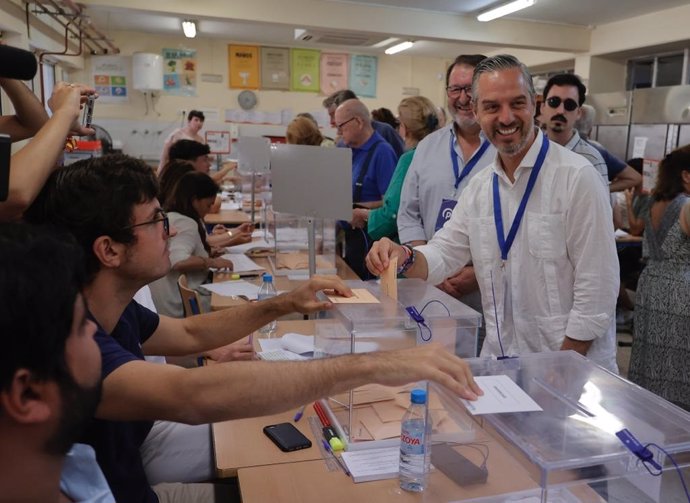 El cabeza de lista del PP por Sevilla al Congreso de los Diputados, Juan Bravo, ejerce su derecho al voto este 23J