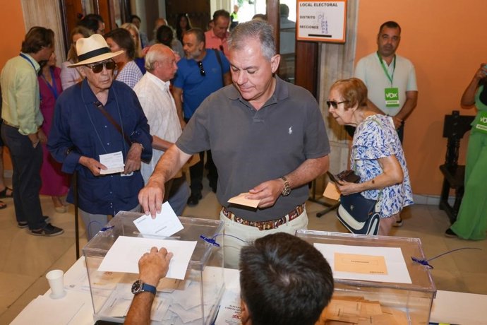 El alcalde de Sevilla, José Luis Sanz, ejerce su derecho al voto