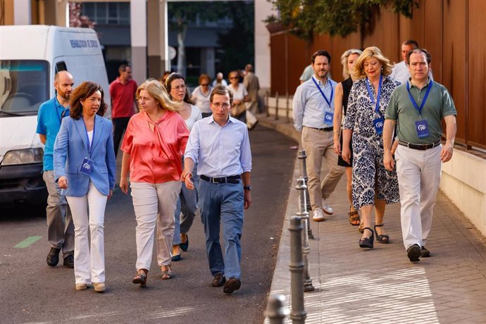 El alcalde de Madrid, José Luis Martínez- Almeida, y otros miembros de su grupo municipal durante la jornada electoral.