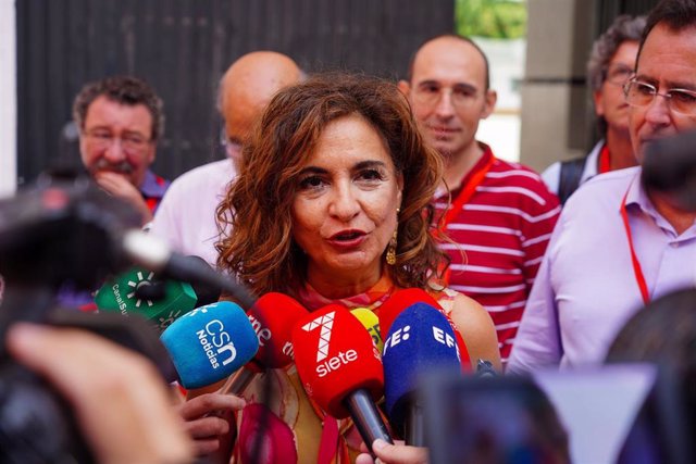 Archivo - La vicesecretaria general del PSOE, María Jesús Montero, atiende a los medios al acudir en Sevilla a votar en las elecciones generales del 23 de julio.