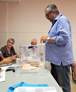 El cabeza de lista del PP al Senado por La Rioja, Luis Martínez Portillo, votando en Calahorra