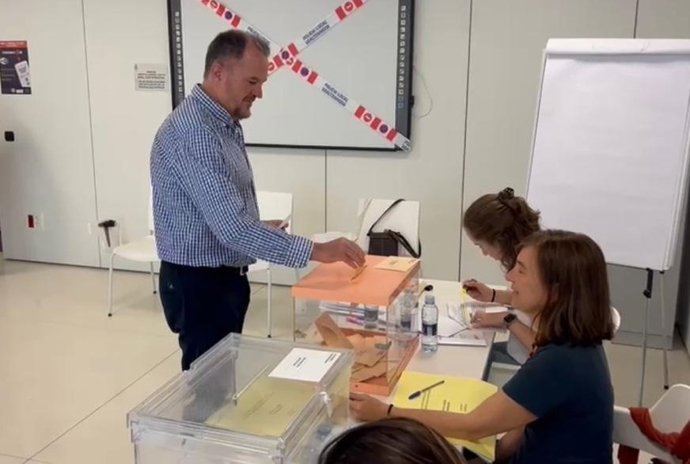 El presidente del PP vasco, Carlos Iturgaiz, en el momento de votar.