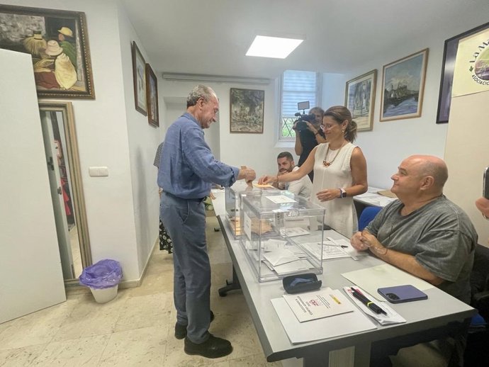 Francisco de la Torre, alcalde de Málaga, ejerce su derecho al voto en las elecciones generales del 23 de julio