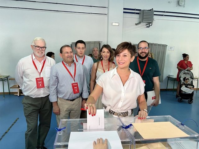 La portavoz del Gobierno, Isabel Rodríguez, vota en las elecciones generales del 23 de julio en Puertollano (Ciudad Real)