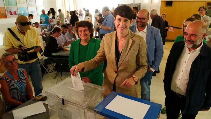 La portavoz nacional del BNG, Ana Pontón, ejerce su derecho a voto en el CGAC, en Santiago.