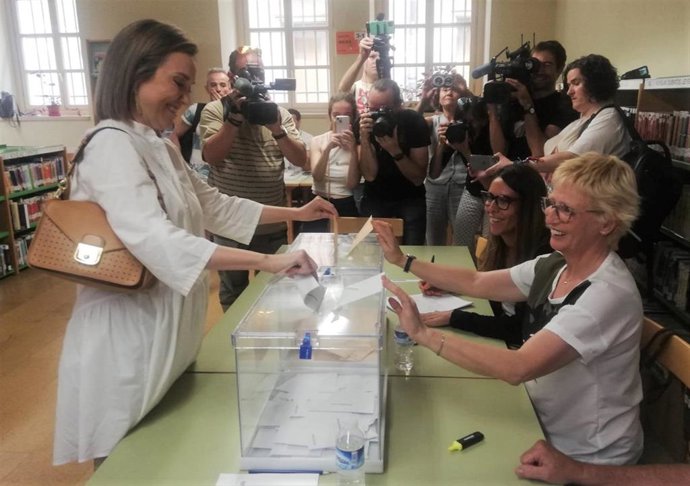 La cabeza de lista del PP al Congreso por La Rioja, Cuca Gamarra, votando en su colegio electoral en Logroño