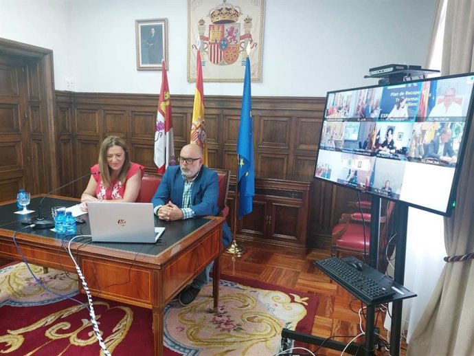 La delegada del Gobierno de Castilla y León, Virginia Barcones, y el subdelegado del Gobierno en Soria, Miguel Latorre, comparecen en rueda de prensa para informa del inicio de la jornada electoral.
