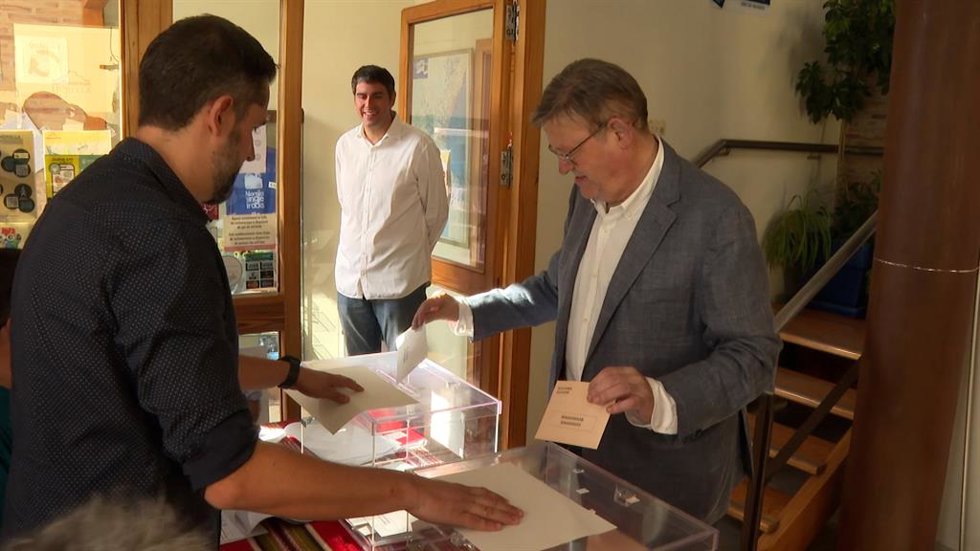 Ximo Puig (PSOE) ejerce su derecho al voto