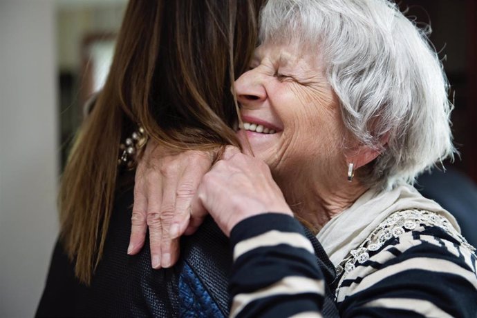 Archivo - Una abuela abraza a su nieta.
