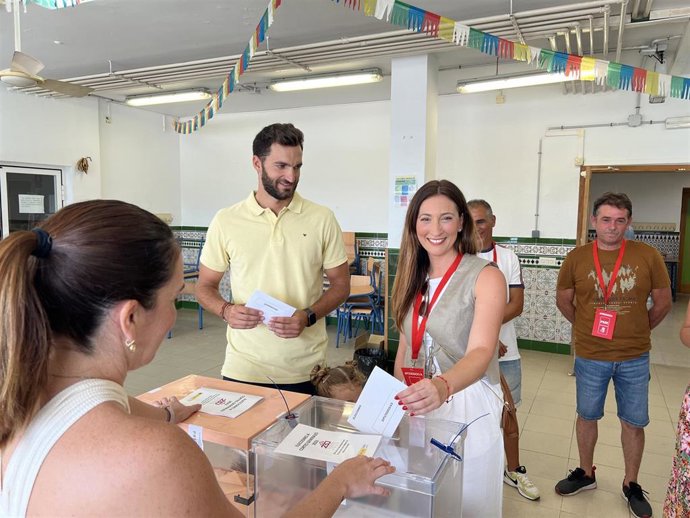Mari Nieves Ramírez, candidata númeor uno del PSOE al Congreso por Málaga, ejerce su derecho al voto en las elecciones generales del 23 de julio