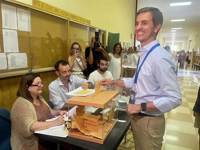 El candidato del PP al Congreso por la provincia de Zaragoza, Pedro Navarro, votando el 23J.