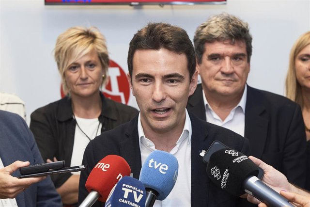 El candidato número uno al Congreso por el PSOE, Pedro Casares, votando