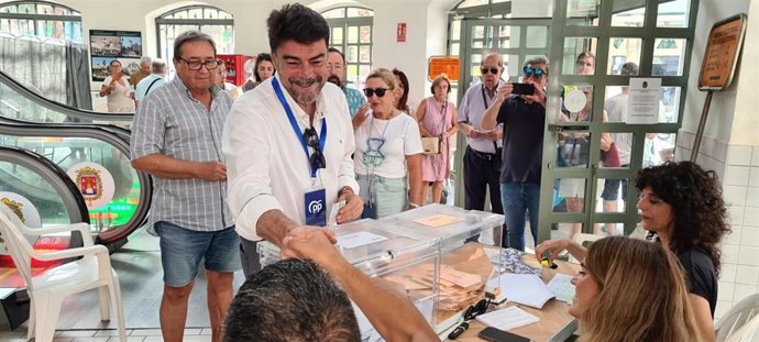 El alcalde de Alicante, Luis Barcala, ejerce su derecho a voto.