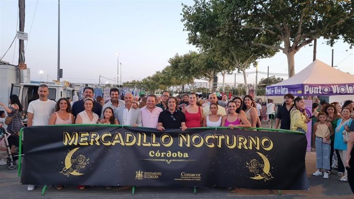 El PSOE celebra el éxito del primer mercadillo nocturno del Arenal.
