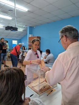 La candidata de Sumar al Congreso por la provincia de Pontevedra, Verónica M. Barbero, ejerce su derecho a voto en Baiona (Pontevedra).