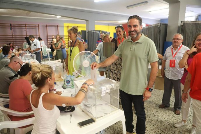 Daniel Pérez, secretario general del PSOE de Málaga, ejerce su derecho al voto en las elecciones generales del 23 de julio