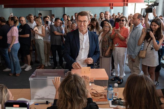El candidato del PP a la Presidencia del Gobierno de España, Alberto Núñez Feijóo, ejerce su derecho a voto para las elecciones generales en el Colegio Ramiro de Maeztu, a 23 de julio de 2023, en Madrid (España). 