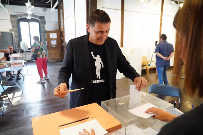 El coordinador general de EH Bildu, Arnaldo Otegi, vota.