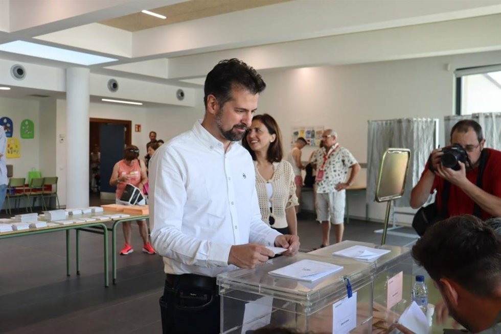 El secretario general del PSOE CyL, Luis Tudanca, ejerce su derecho a voto este 23J.