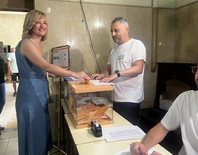 La candidata del PSOE al Congreso por la provincia de Zaragoza, Pilar Alegría, vota en Zaragoza.