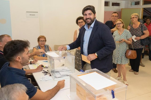 El presidente en funciones del Gobierno murciano y líder del PP regional, Fernando López Miras, ejerce su derecho al voto