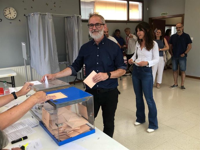 El cabeza de lista de Sumar al Congreso por Asturias, Rafa Cofiño, vota en Gijón.