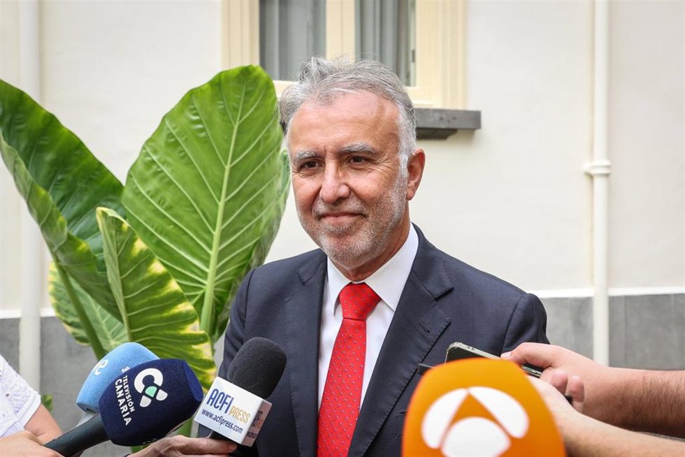 El expresidente del Gobierno de Canarias, Ángel Víctor Torres, atiende a los medios a su llegada a la segunda jornada del Pleno del debate de investidura del nuevo presidente del Gobierno de Canarias, en el Parlamento de Canarias, a 12 de julio de 2023