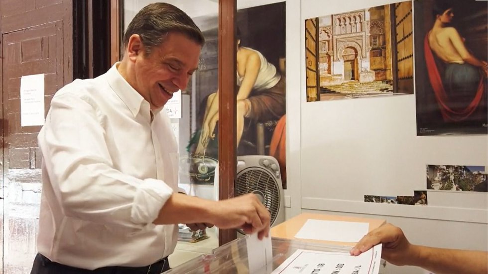 El ministro de Agricultura, Pesca y Alimentación y cabeza de lista del PSOE al Congreso por Córdoba, Luis Planas, ejerce su derecho al voto
