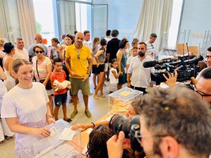 La presidenta del Govern, Marga Prohens, votando en Palma.