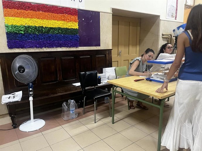 Ventiladores y agua, algunas de las medidas adoptadas para hacer frente al calor en esta jornada de elecciones generales en España.